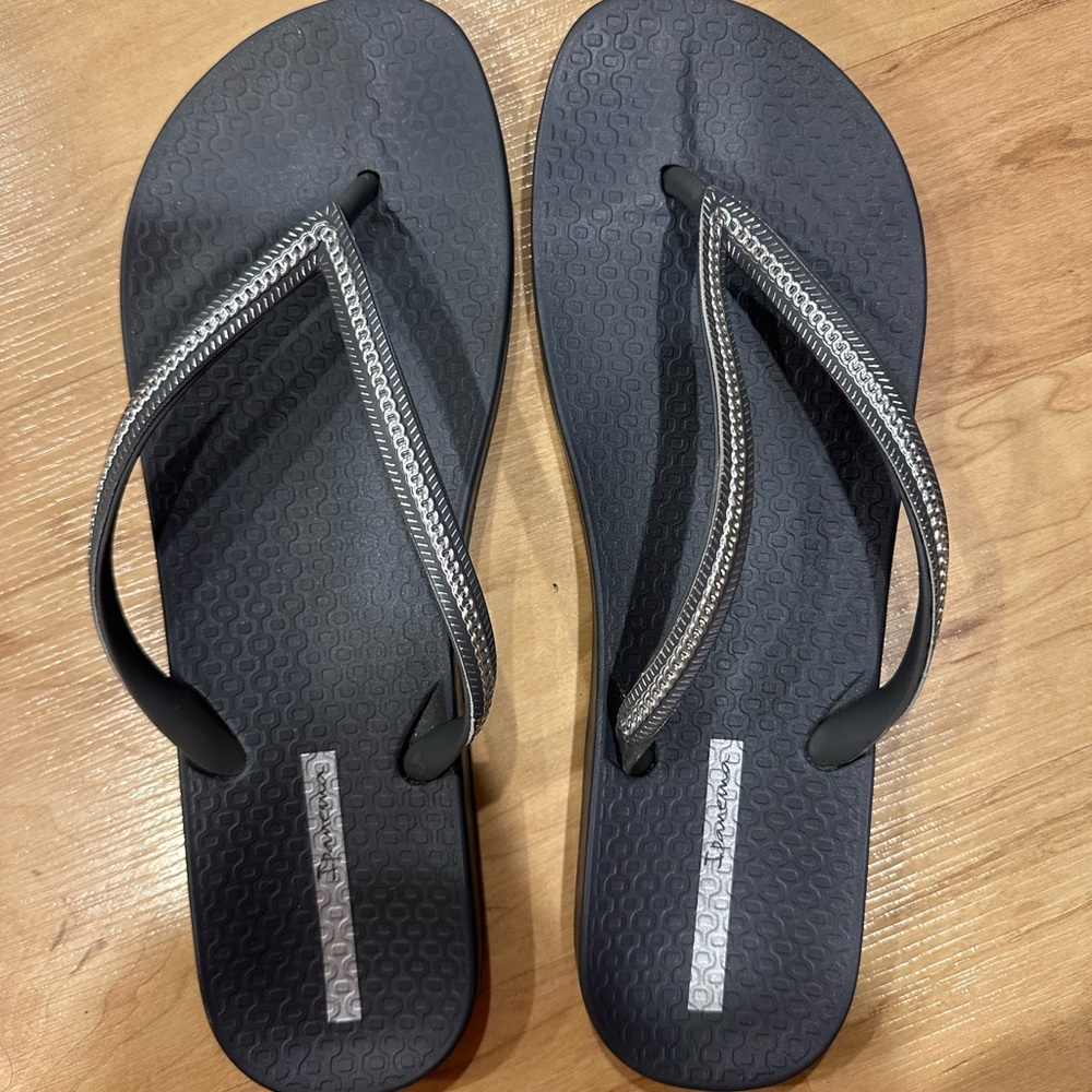 Womens ipanema sandals size 11 never worn